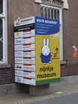 902691 Afbeelding van een reclamezuil bij de ingang van het nijntje museum (Agnietenstraat 2) te Utrecht, met o.a. de ...